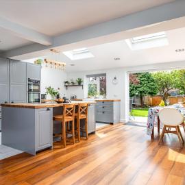 Spacious & Bright 3Bedroom Home-Sleeps7-Parking-By FabAccommodation