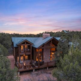 Authentic log cabin minutes from Zion NP, Hotel in Orderville