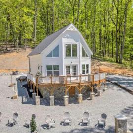 Vineyard Cottage in Wine Country with Hot Tub, Hotel in Jonesville