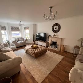 Elegant 5 Bed 5 Bath Home, hotelli kohteessa Englefield Green