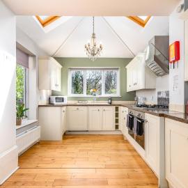Spacious 6 Bed Home in Central Bedford w Parking