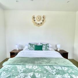 Pokoinu Palms Villa and Pool near Town, Beach and Airport