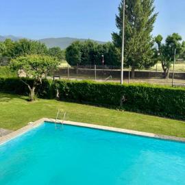 CAL QuEROL LlíViA 1- reformado con piscina en el centro، فندق في ييفيا