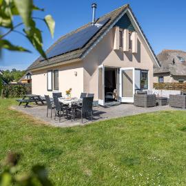 Nice Home In Tzummarum With Wifi