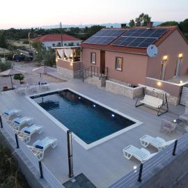 The Countryside Olive Garden near Airport & Highway, hotel a Smoković