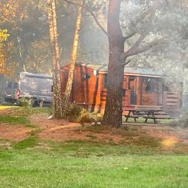 Viesnīca Chalet dans les bois pilsētā Parigné-lʼÉvêque
