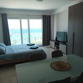 Seafront studio apartment San Paul's Bay、セント・ポールズ・ベイのホテル