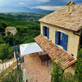 La casa dalle finestre blu, hotel di Abbateggio