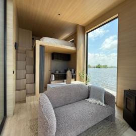 Modern Stay Tiny Houseboat to visit Amsterdam, hotel a Monnickendam