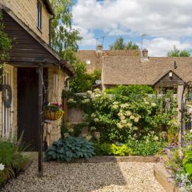 Cosy Cotswolds home parking colourful garden Pass the Keys