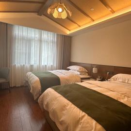 Yuanshan Yayuan Forest Quiet Bed and Breakfast, hotelli kohteessa Ya'an