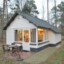 Completely detached bungalow in a nature-filled park by a large fen、Stramproyのホテル