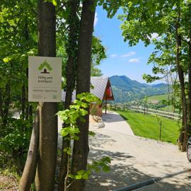 Hiška pod krošnjami -Best view, hotel en Čemšenik