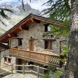 We are 4810 Chalet aux pieds du Mont-Blanc Mansarda
