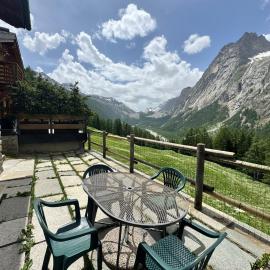 We are 4810 Chalet aux pieds du Mont-Blanc Trilocale, hôtel à Courmayeur