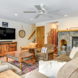 3 min to Mt Snow with FREE Shuttle! Family-Size fun, Wood fireplace, 2 living rooms, Arcades