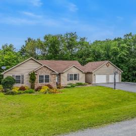 Otter Manor - WIFI|Fire Pit|Gameroom|Private Trail, hotel u gradu Berkli Springs