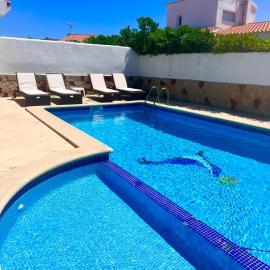 Chalets con piscinas privadas junto al mar, hotel in Cala en Bosc