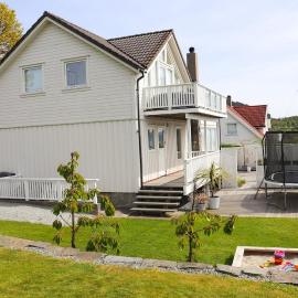 Modern and spacious basement apartment close to Preikestolen、Strandのホテル