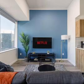 DT Edmonton King Suite with Parking & 100 Walk Score