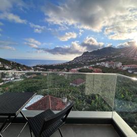 Saraiva Hills Ocean View Penthouse, hotel in Câmara de Lobos