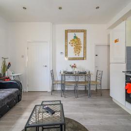 23AS - Stylish Home with Free Parking, hotel di Amley