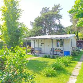 Renovated wooden cottage 300 meters from the beach, hotell sihtkohas Ragaciems