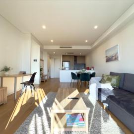 Chic 1BR Condo next to Croydon Station