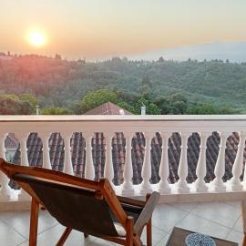 Stavros luxury studio، فندق في Antipernoí