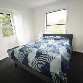 Queen Room in Two Story House with Swimming Pool - SW3, hotel in Wentworthville