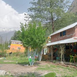 Yeti Stay Kasol, hotel a Jhungi