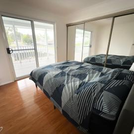 Queen Room in with Balcony and Swimming Pool - SW5, hotel in Wentworthville