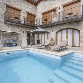 Cova Cuberes, hotel in Erinya