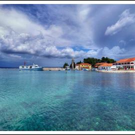 Beach front with terrace and see view Aprtment MARE, Hotel in Ždrelac