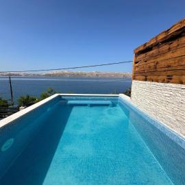 Beachfront Villa Amfora with Pool، فندق في كارلوباغ