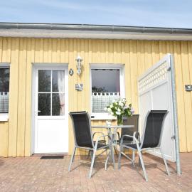 Charmante Ferienwohnung mit Garten in Wiek, hotel in Wiek auf Rügen