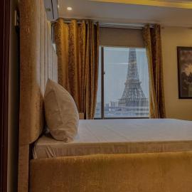 Eiffel Facing Embrace Luxury 1BHK, hotel in Lahore