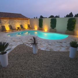 Très beau mas provençal entièrement rénové Piscine chauffée & SPA entre Dentelles & Ventoux, hôtel à Violès