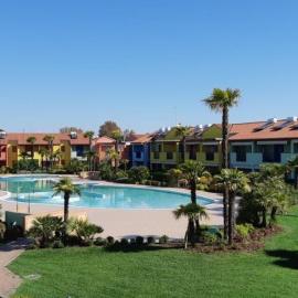 Appartamento con terrazzo vista piscina