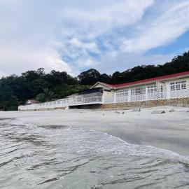 Beach-Front Family Bungalow with Seaview Pool, KTV, Pool, PS5, Speaker System, BBQ & more!!, Hotel in Tanjung Bungah