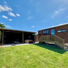 Copper Beech Executive Shepherds Hut، فندق في Heather