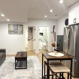 Luxe Stay with a Designer Touch，Calgary的飯店