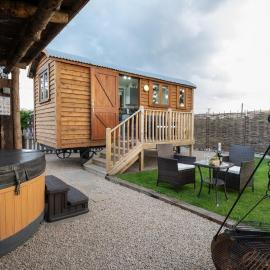 Luxury Shepherds Hut, Hot Tub & Fenced Garden، فندق في Heather