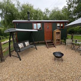 Forest view shepherds hut Hare hut，Ewhurst的飯店