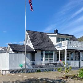 Stort hus med garasje, 3 soverom, hotel in Svolvær