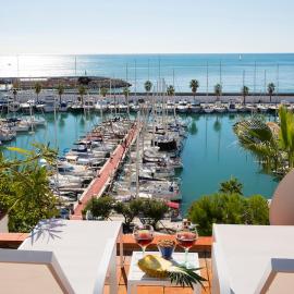 Stunning sea views over marina with swimming pool, hotel din Sitges