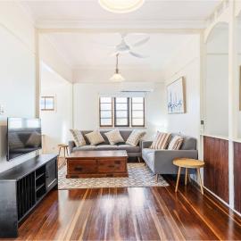 Scarness Cottage - Serene Queenslander by the Sea