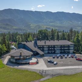 Griz Inn by StayIn, hotel in Fernie
