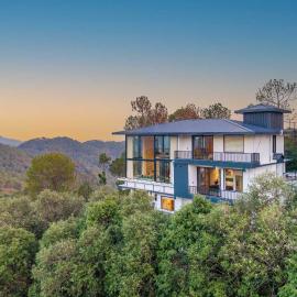 StayVista at Petal Perch Luxury villa in Kasauli with Valley view, hotel in Kasauli