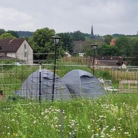 Rosenhof Stellplatz für Wohnmobil oder Wohnwagen im Innenhof, und Zeltmöglichkeit mit eigenem Zelt auf unserer Zeltwiese